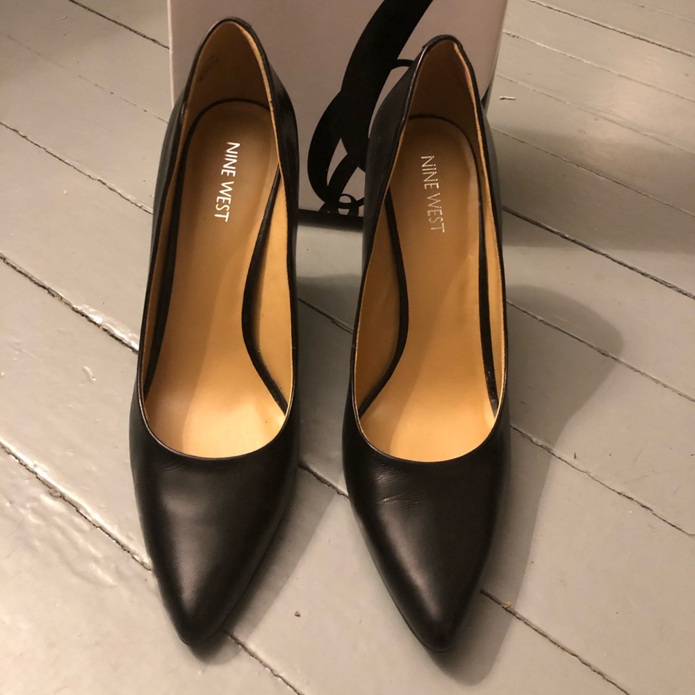Nine West Black Leather Wendle Pump Size 9M